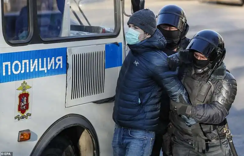 arresti alla protesta per la liberazione di navalny 9