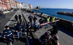 assembramenti e chiusure sul lungomare di napoli 13