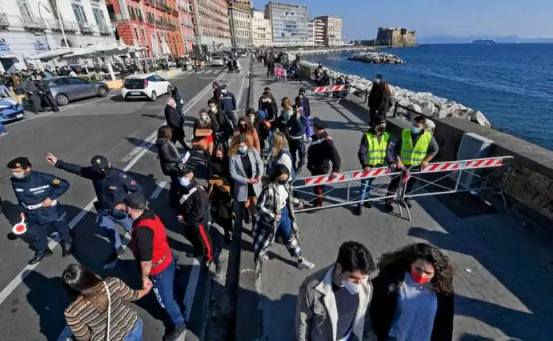 assembramenti e chiusure sul lungomare di napoli 4