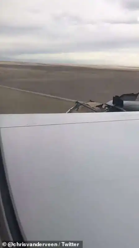 atterraggio boeing 777 united airlines con motore in fiamme 1