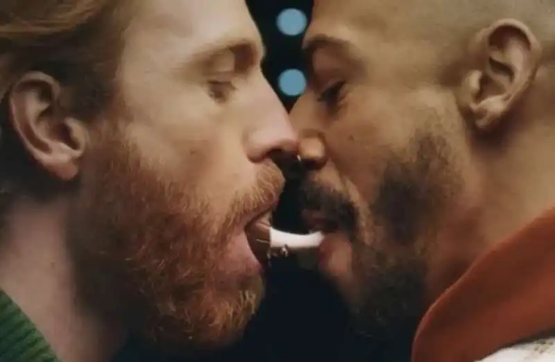 bacio gay nello spot degli ovetti cadbury 