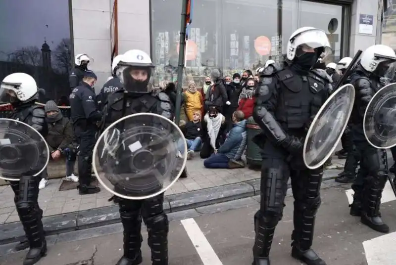 belgio   arresti dei manifestanti anti lockdown