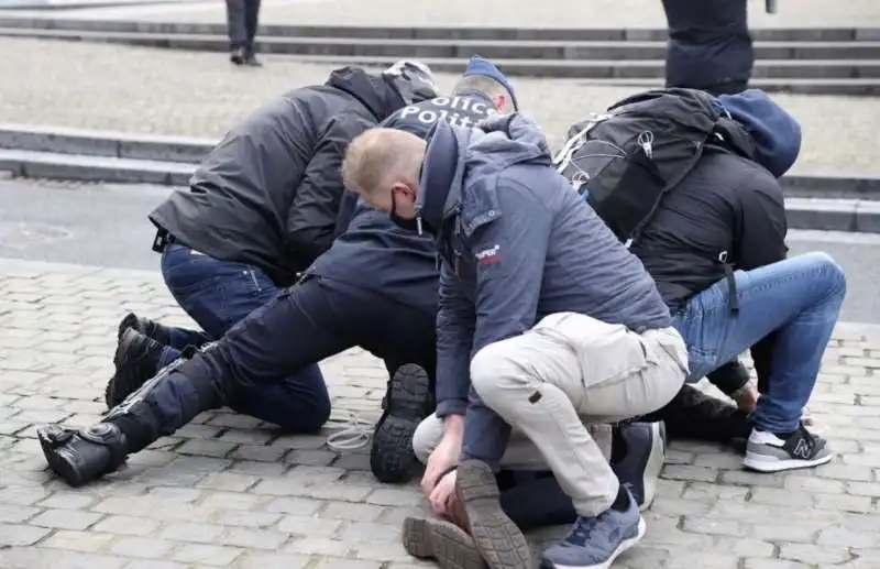 belgio   arresti dei manifestanti anti lockdown 2