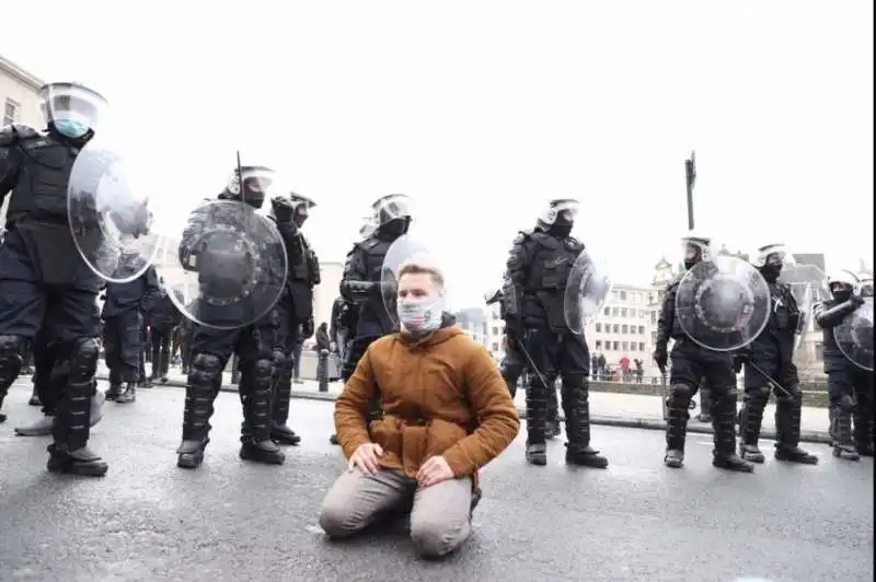 belgio   arresti dei manifestanti anti lockdown 5