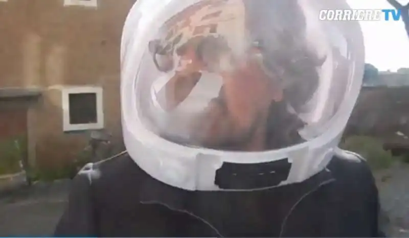 beppe grillo con casco da astronauta al vertice m5s 2