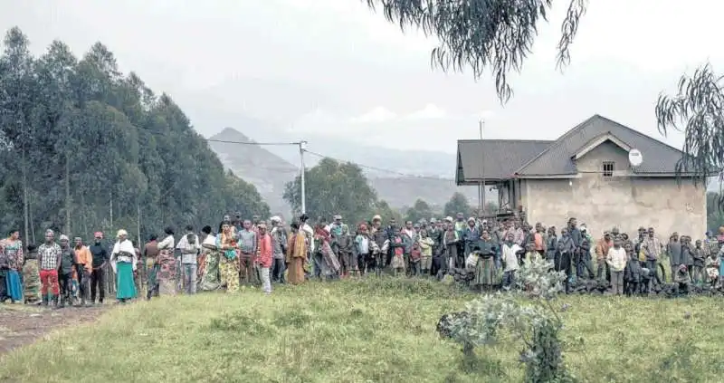 CONGO - ABITANTI DEL VILLAGGIO DI KIBUMBA