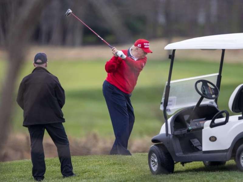 donald trump gioca a golf