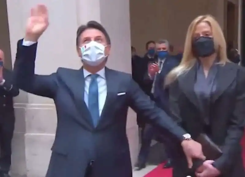 giuseppe conte lascia palazzo chigi e riceve l applauso dei dipendenti 3