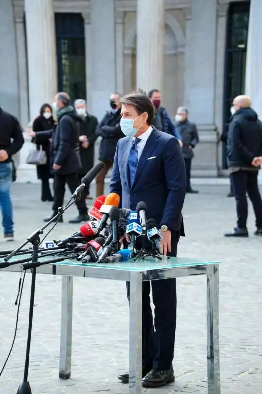 giuseppe conte mejo di un venditore di castagne davanti a palazzo chigi 1