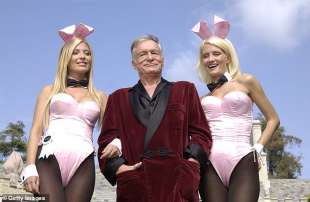 hugh hefner e le conigliette 1