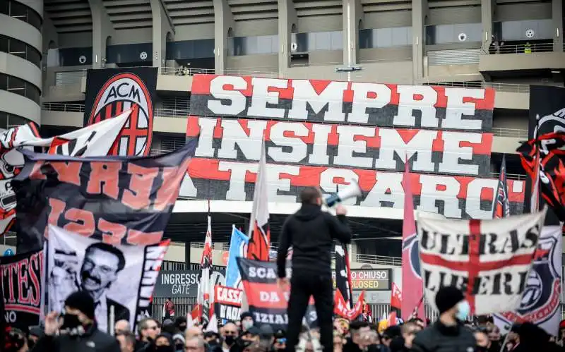 i tifosi del milan fuori dallo stadio