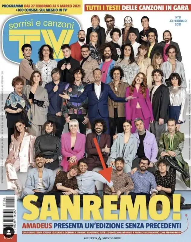 LA MANO SUL PACCO NELLA COPERTINA SANREMESE DI TV SORRISI E CANZONI 