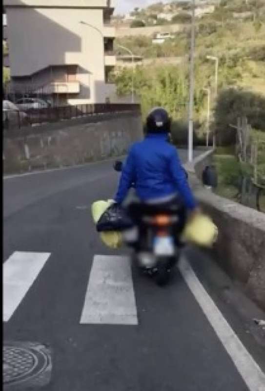 lanciano immondizia da motorino su tiktok 7