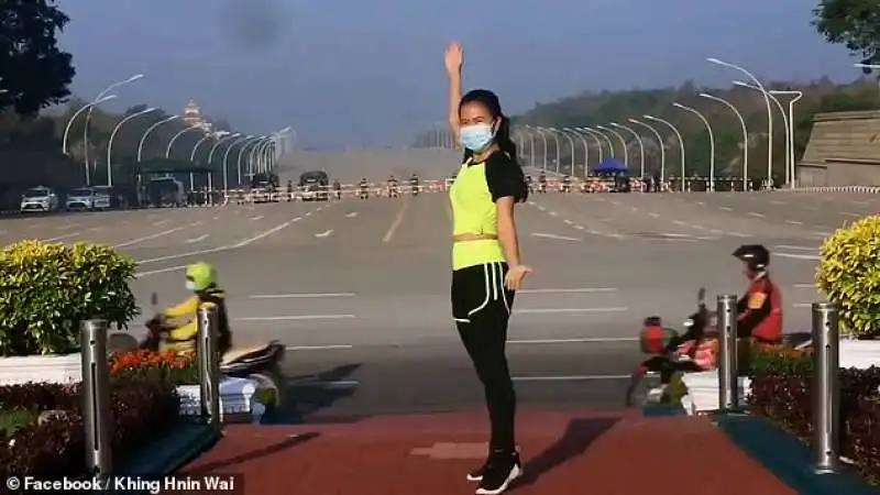 lezione di aerobica con golpe in myanmar  1