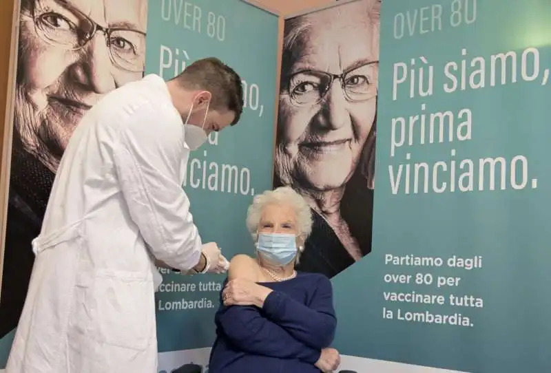 liliana segre si vaccina a milano