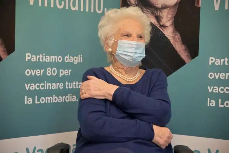 liliana segre si vaccina a milano 