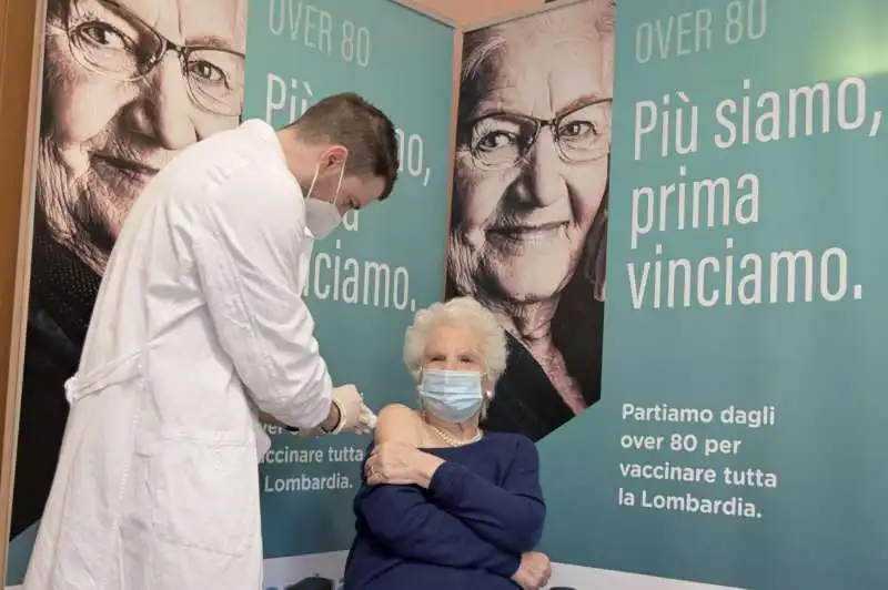 liliana segre si vaccina a milano 4