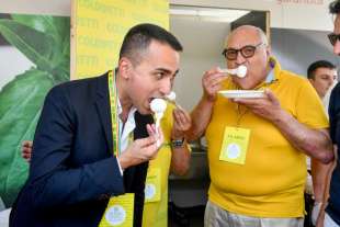 luigi di maio mangia una mozzarella