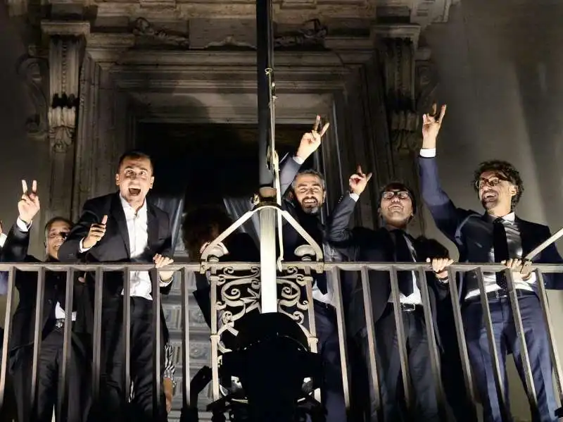 Luigi di Maio sul balcone di palazzo chigi