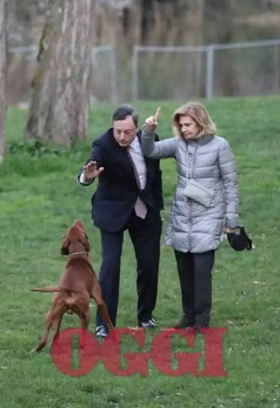 mario draghi con la moglie e il cane a villa borghese nel 2015   foto oggi 1