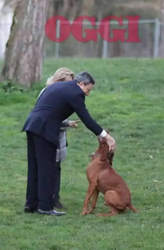 mario draghi con la moglie e il cane a villa borghese nel 2015   foto oggi 17