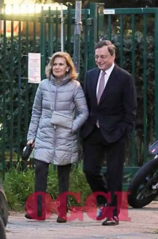 mario draghi con la moglie e il cane a villa borghese nel 2015   foto oggi 19