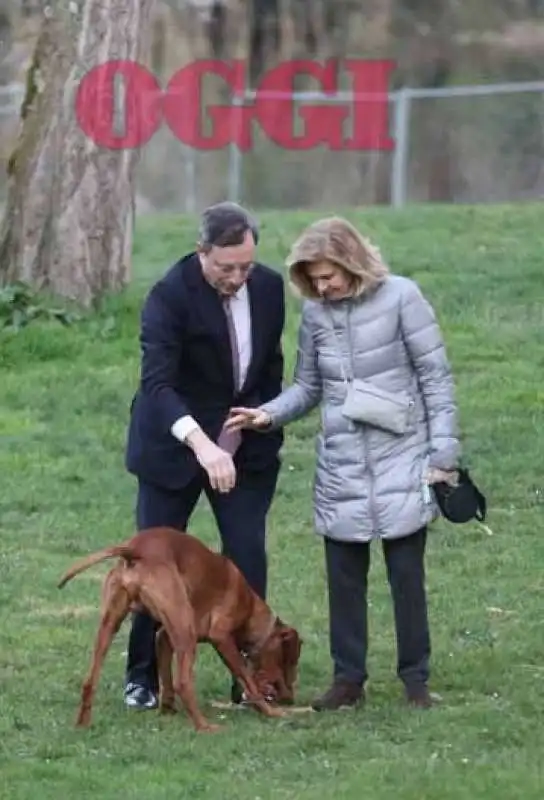 mario draghi con la moglie e il cane a villa borghese nel 2015   foto oggi 3