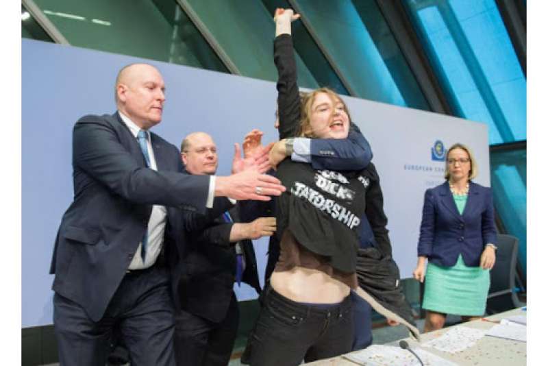 mario draghi contestato dalla femen josephine witt2