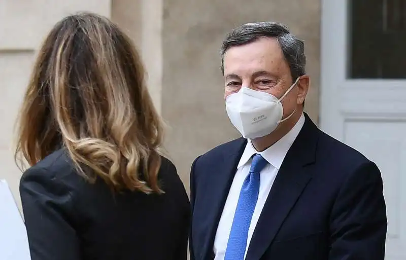 mario draghi esce dal quirinale