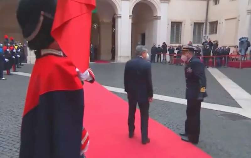 MARIO DRAGHI SBAGLIA IL CERIMONIALE ALL ARRIVO A PALAZZO CHIGI