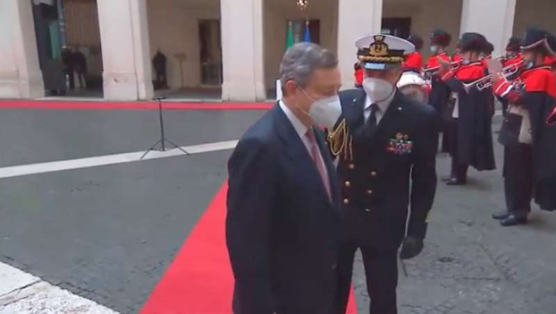 MARIO DRAGHI SBAGLIA IL CERIMONIALE ALL ARRIVO A PALAZZO CHIGI