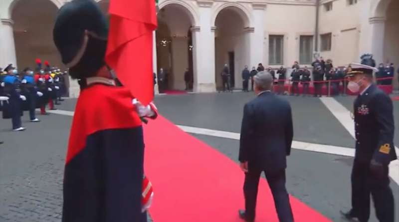 MARIO DRAGHI SBAGLIA IL CERIMONIALE ALL ARRIVO A PALAZZO CHIGI