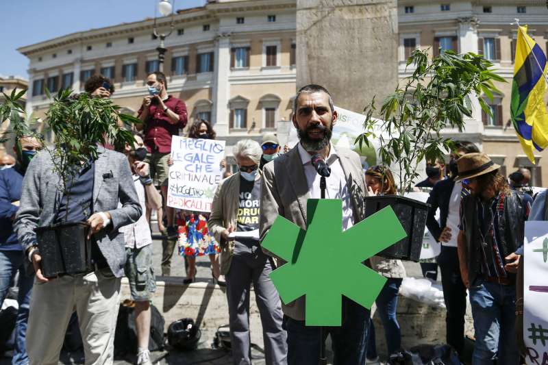 matteo mantero manifestazione cannabis