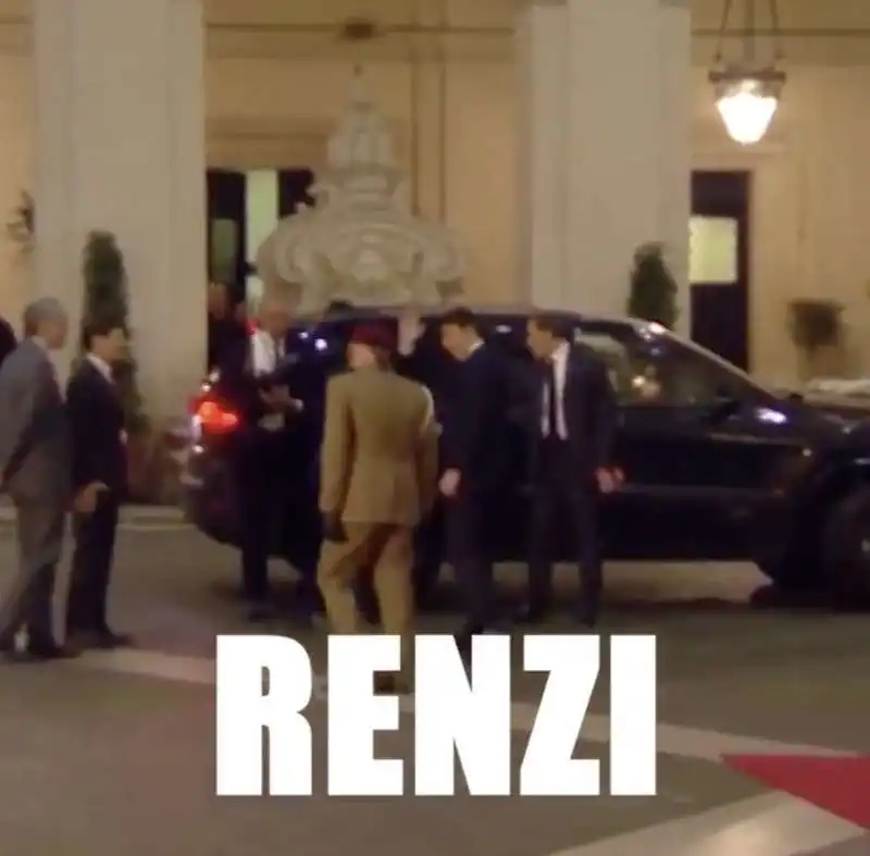 matteo renzi lascia palazzo chigi tra gli applausi 