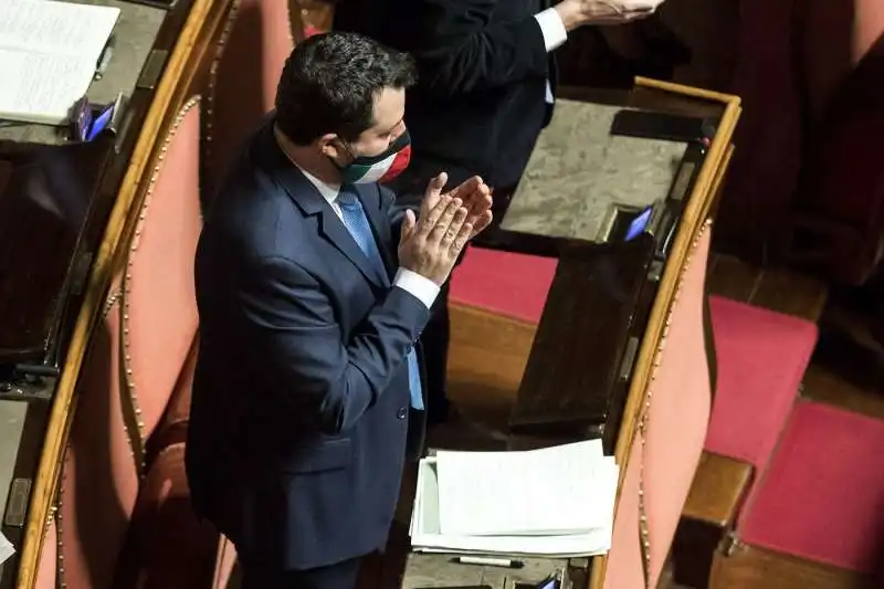 MATTEO SALVINI IN SENATO APPLAUDE DRAGHI