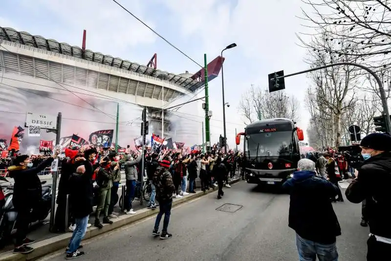 milan inter fuori dallo stadio