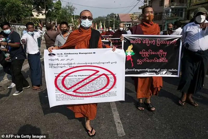 monaci buddisti in protesta in birmania 