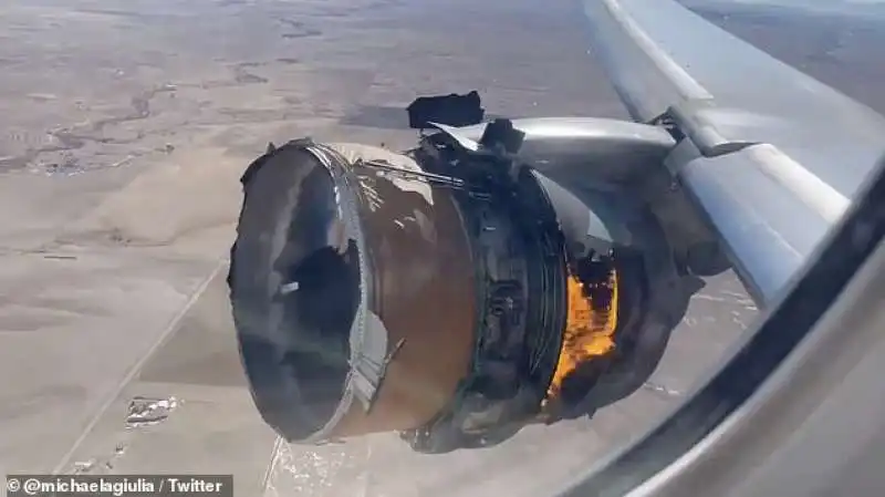 motore in fiamme   boeing 777 united airlines  