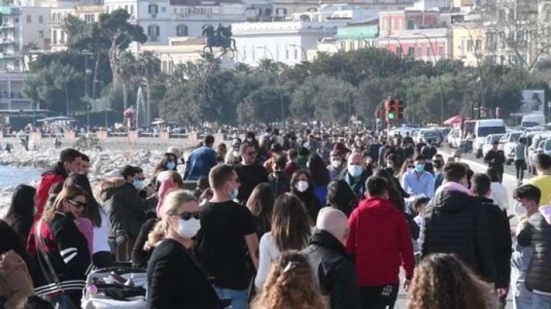 napoli piena di gente