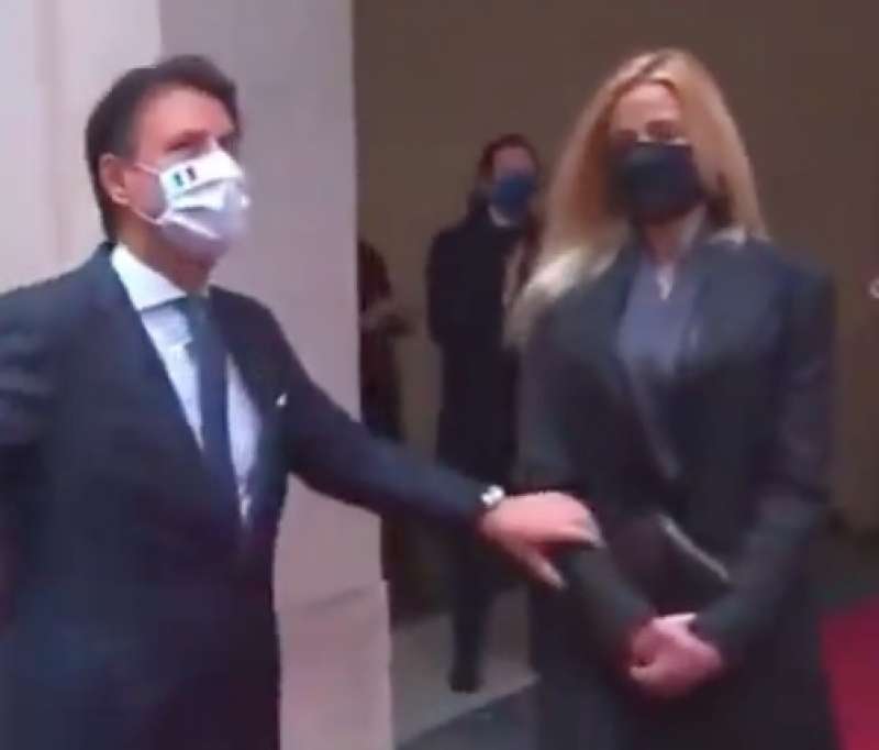 OLIVIA PALADINO NON DA LA MANO A GIUSEPPE CONTE