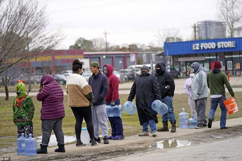 persone in fila per l'acqua in texas