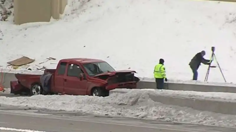 pickup precipita da cavalcavia in wisconsin 4