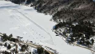 pista di atterraggio sul lago ghiacciato ad alton bay 16