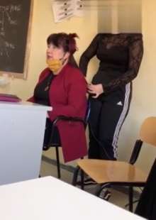 prof e sindaca di porto empedocle si fa stirare i capelli in classe 2