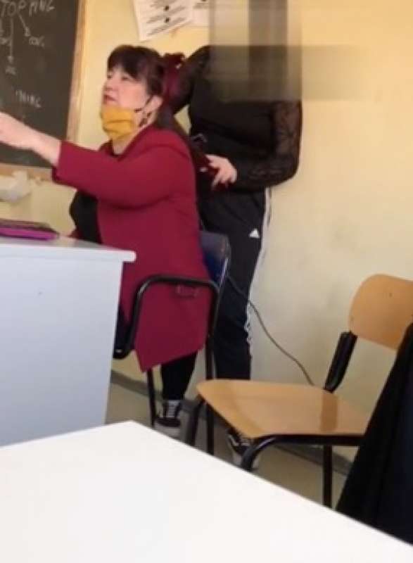 prof e sindaca di porto empedocle si fa stirare i capelli in classe 3