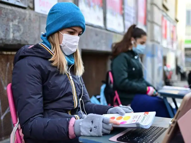 protesta davanti a una scuola di torino per la dad