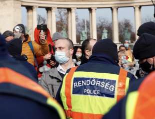 proteste contro il lockdown a budapest 1