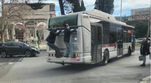 roma ragazzi che viaggiano a scrocco sul bus