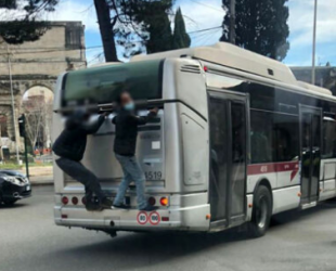 roma ragazzi che viaggiano a scrocco sul bus