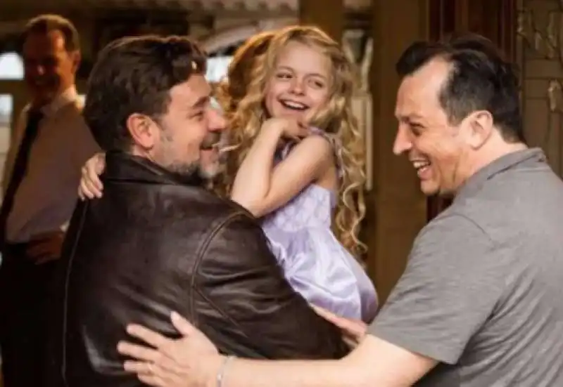 russell crowe con gabriele muccino sul set di padri e figlie  